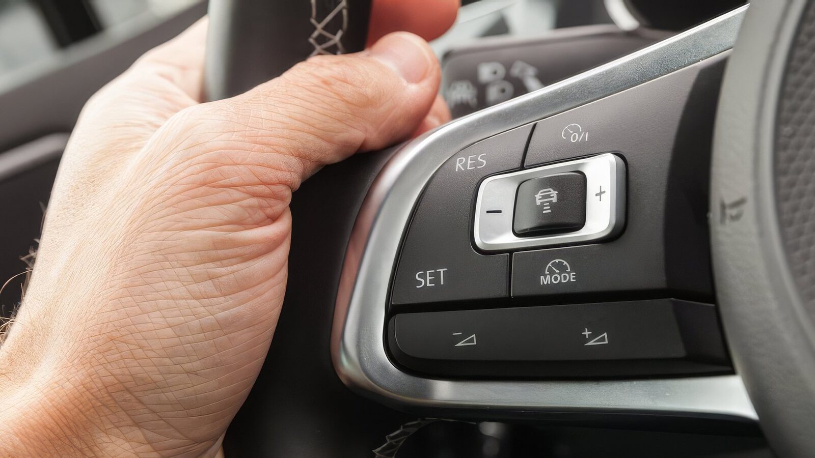Adaptive Cruise Control: De ce frânează uneori „prea brusc” și cum poți remedia asta Sistemele Adaptive Cruise Control (ACC), sau pilotul automat adaptiv, au devenit o dotare obișnuită pe mașinile moderne, menite să ușureze condusul pe distanțe lungi