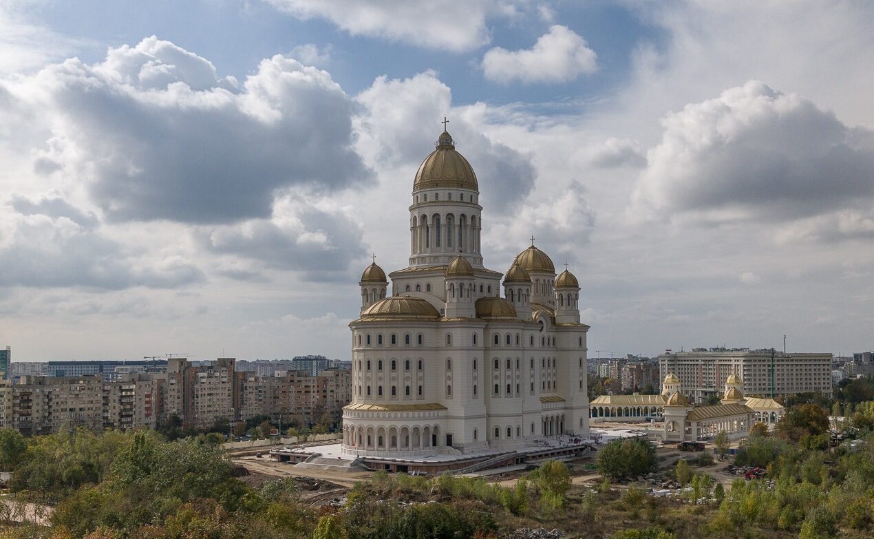 Slujbele de Paște vor avea loc la Catedrala Patriarhală din București Slujbele liturgice dedicate Sărbătorii Învierii Domnului vor fi oficiate anul acesta la Catedrala Patriarhală istorică „Sfinții Împărați Constantin și Elena”, situată pe Colina Bucuriei din București