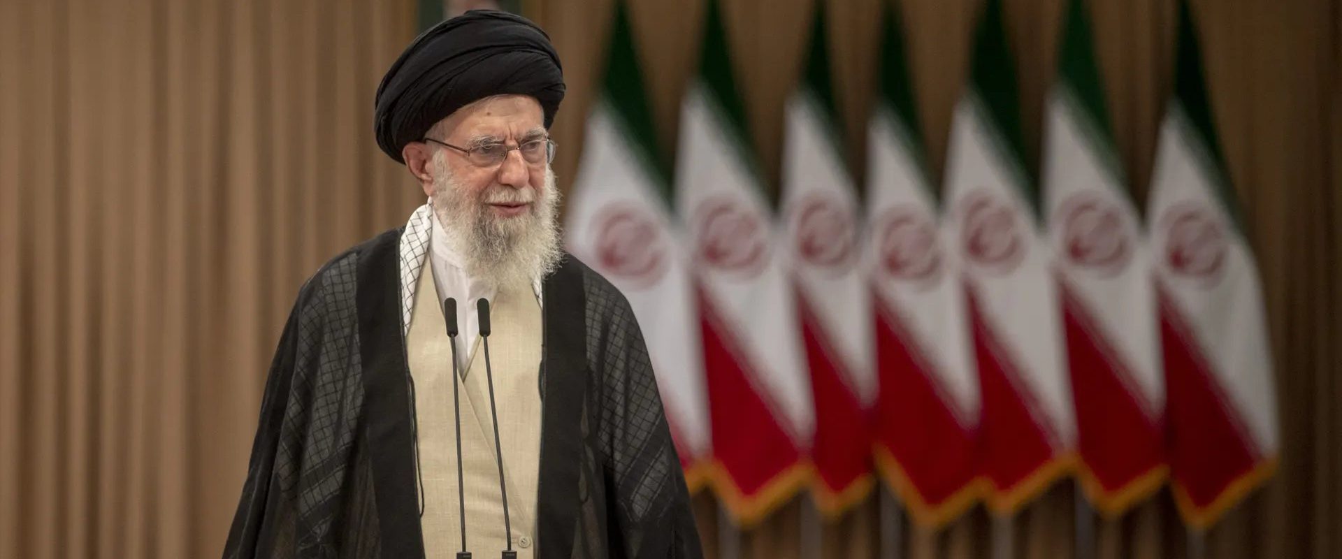 Supravegherea secretă a liderului suprem iranian: CIA și Mossad pe urmele lui Khamenei Agențiile de informații din Israel și Statele Unite au supravegheat în secret, timp de luni de zile, activitățile ayatollahului Ali Khamenei, liderul suprem al Iranului