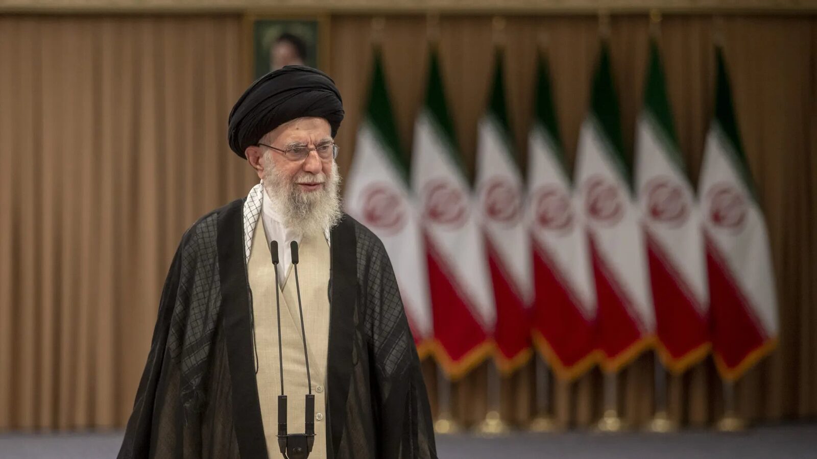 Supravegherea secretă a liderului suprem iranian: CIA și Mossad pe urmele lui Khamenei Agențiile de informații din Israel și Statele Unite au supravegheat în secret, timp de luni de zile, activitățile ayatollahului Ali Khamenei, liderul suprem al Iranului