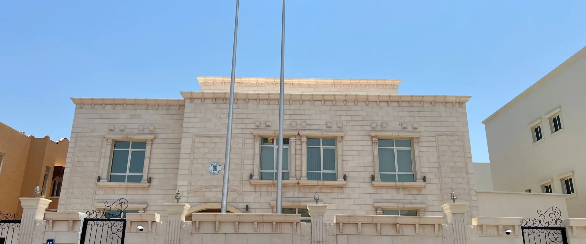 Românii blocați în Emirate primesc ajutor din partea Consulatului Consulatul României la Dubai a anunțat, duminică seară, că va oferi sprijin cetățenilor români blocați în Emiratele Arabe Unite, după anularea zborurilor