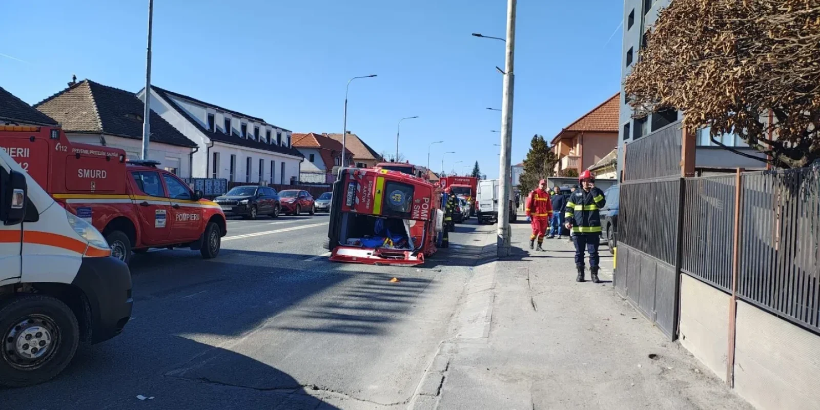 Accident grav în Sibiu: Ambulanță SMURD răsturnată, Planul Roșu activat O ambulanță SMURD, în care se aflau șase persoane, a fost implicată într-un accident rutier sâmbătă pe o stradă din Sibiu