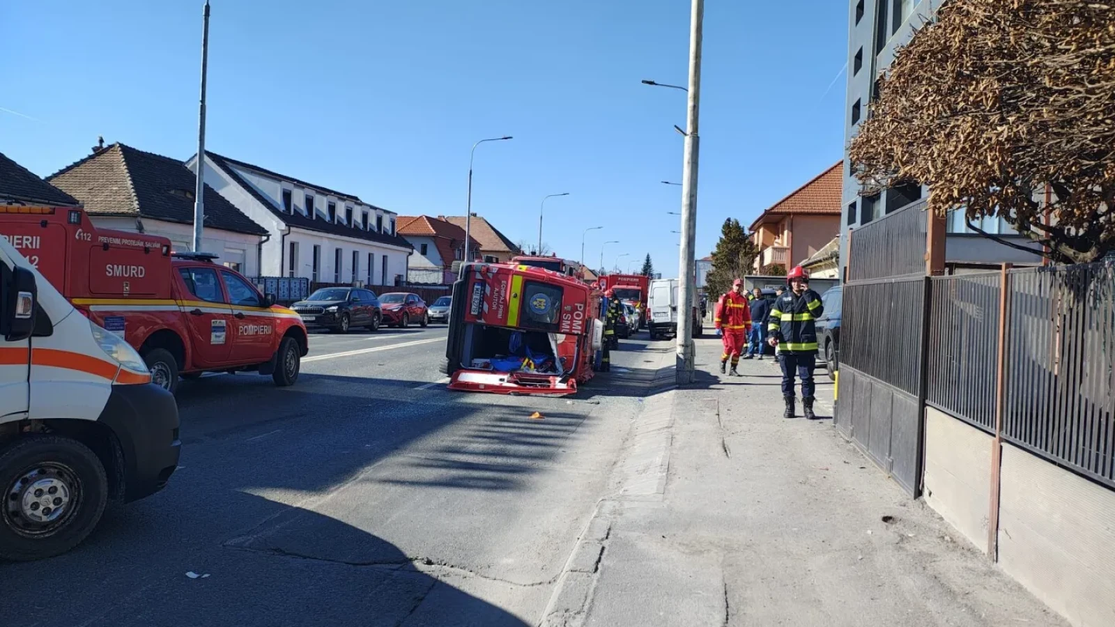 Accident grav în Sibiu: Ambulanță SMURD răsturnată, Planul Roșu activat O ambulanță SMURD, în care se aflau șase persoane, a fost implicată într-un accident rutier sâmbătă pe o stradă din Sibiu