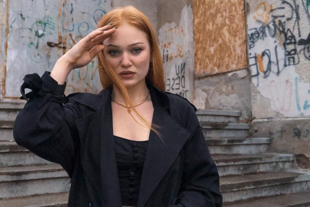 O țară întreagă își ia rămas bun de la Andreea Anița, tânăra care a luptat cu cancerul Zeci de persoane s-au adunat pentru a-i aduce un ultim omagiu Andreei Anița, tânăra de 27 de ani care a pierdut lupta cu o formă agresivă de cancer