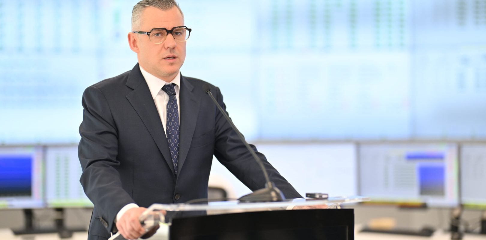 Infrastructura energetică, cheia investițiilor în România, conform unui senator Infrastructura energetică este un factor crucial pentru atragerea investițiilor într-o regiune, a declarat luni senatorul UDMR Istvan-Lorant Antal, președintele Comisiei pentru energie, infrastructură economică și resurse minerale din Senat