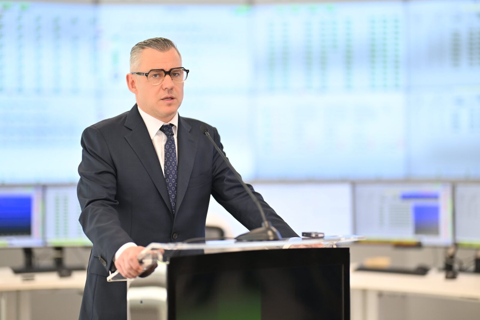 Infrastructura energetică, cheia investițiilor în România, conform unui senator Infrastructura energetică este un factor crucial pentru atragerea investițiilor într-o regiune, a declarat luni senatorul UDMR Istvan-Lorant Antal, președintele Comisiei pentru energie, infrastructură economică și resurse minerale din Senat