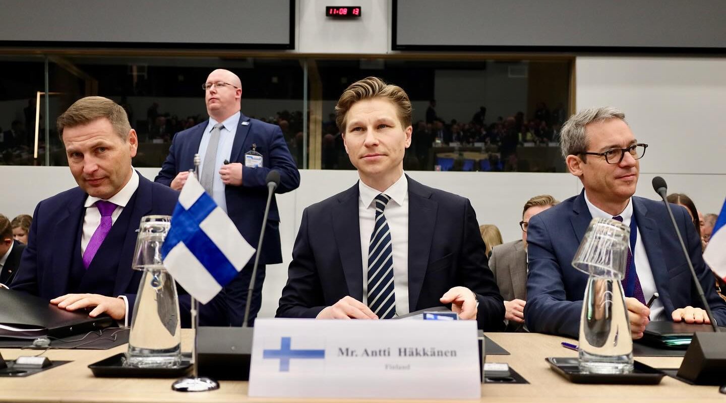 Finlanda relaxează restricțiile privind armele nucleare Helsinki va permite importul, transportul și depozitarea de arme nucleare pe teritoriul său, conform declarațiilor ministrului Apărării, Antti Häkkänen