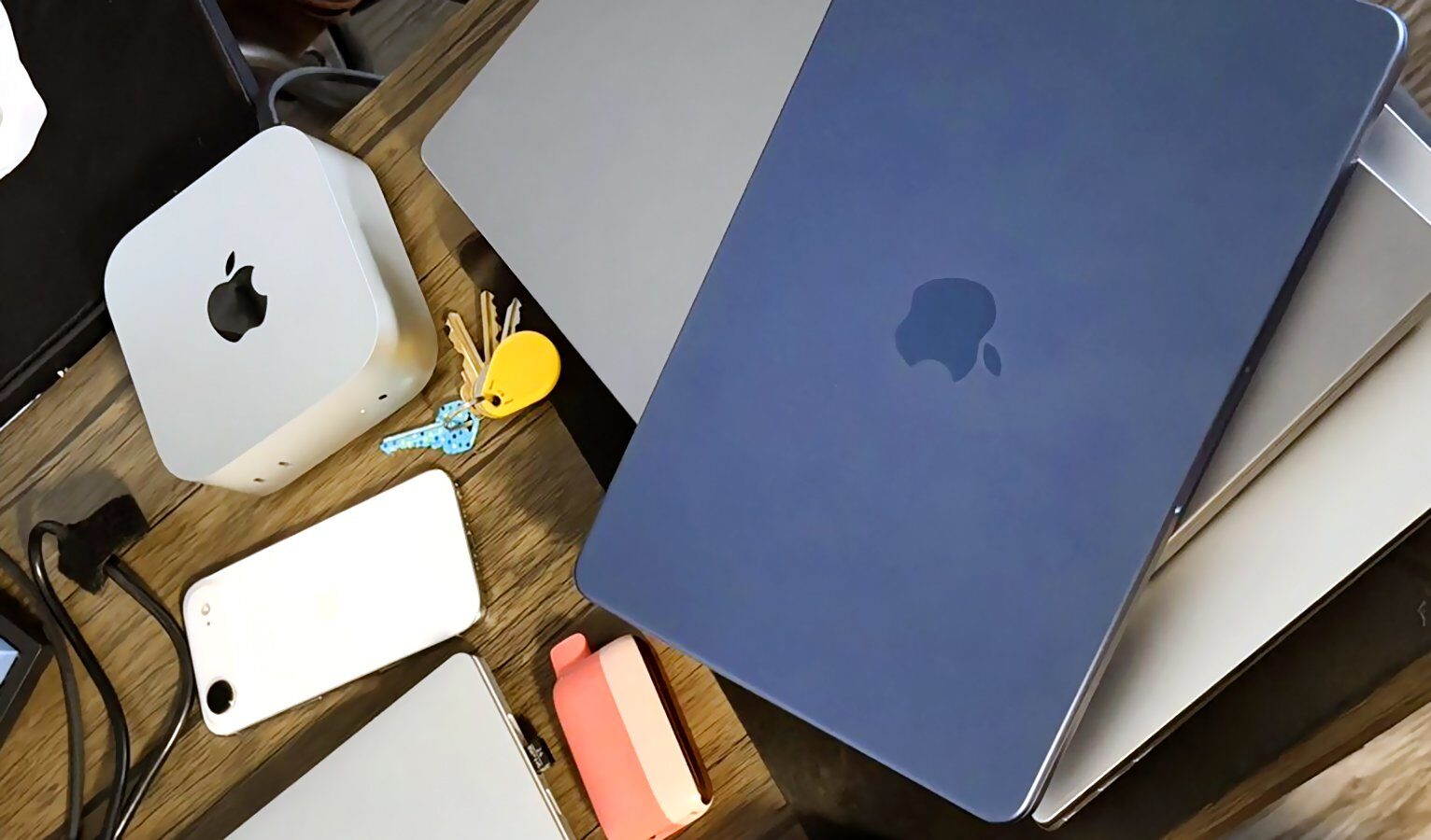 Apople: Apple scoate din producție Mac Pro, un simbol al designului pentru profesioniști Apple a decis să retragă din producție modelul Mac Pro, cunoscut pentru performanțele sale de top și designul modular, marcând o schimbare importantă în strategia companiei privind gama de desktopuri