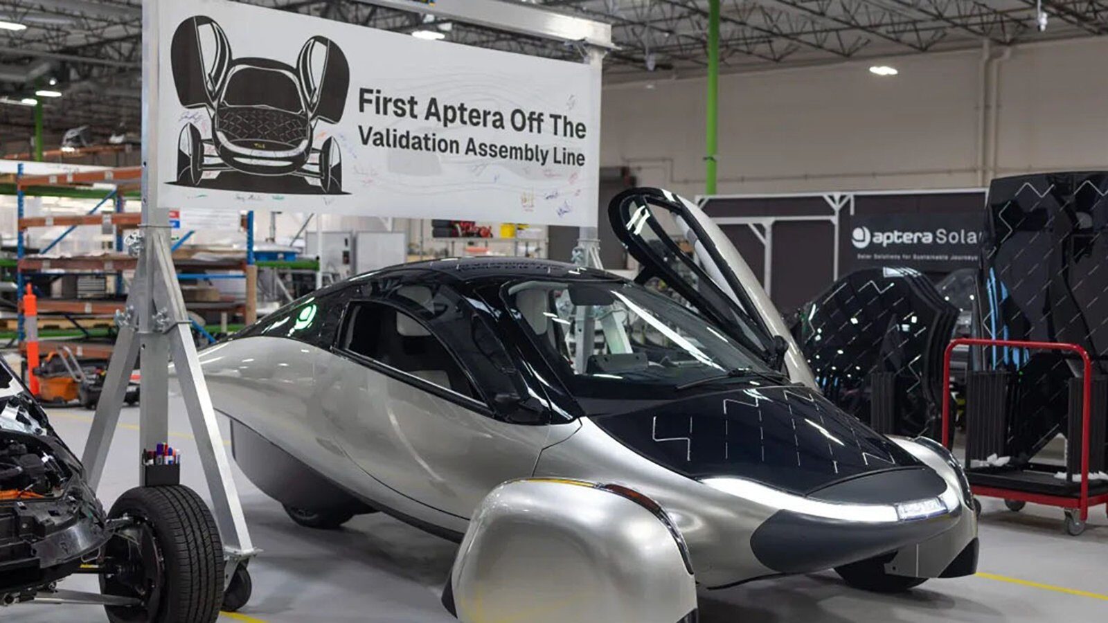 Aptera face un pas important: prima mașină electrică solară a ieșit de pe linia de asamblare Compania americană Aptera Motors, care dezvoltă o mașină electrică cu panouri solare integrate, a anunțat recent că primul vehicul a fost asamblat pe linia de validare din Carlsbad, California