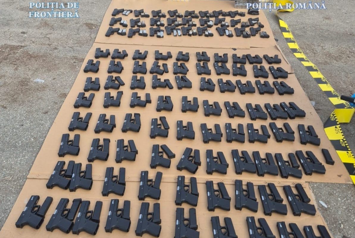 Captură impresionantă de arme și țigări de contrabandă la Calafat Un cetățean turc, în vârstă de 38 de ani, este cercetat de polițiști după ce, în urma unui control efectuat de polițiștii Serviciului Arme, Explozivi și Substanțe Periculoase din cadrul Inspectoratului de Poliție Județean Dolj, a fost descoperită o cantitate impresionantă de arme și țigări de contrabandă într-un autocamion înmatriculat în Turcia