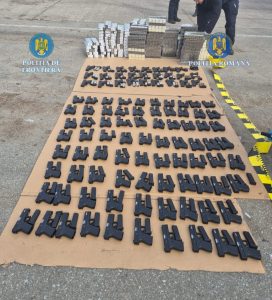Captură impresionantă de arme și țigări de contrabandă la Calafat Un cetățean turc, în vârstă de 38 de ani, este cercetat de polițiști după ce, în urma unui control efectuat de polițiștii Serviciului Arme, Explozivi și Substanțe Periculoase din cadrul Inspectoratului de Poliție Județean Dolj, a fost descoperită o cantitate impresionantă de arme și țigări de contrabandă într-un autocamion înmatriculat în Turcia