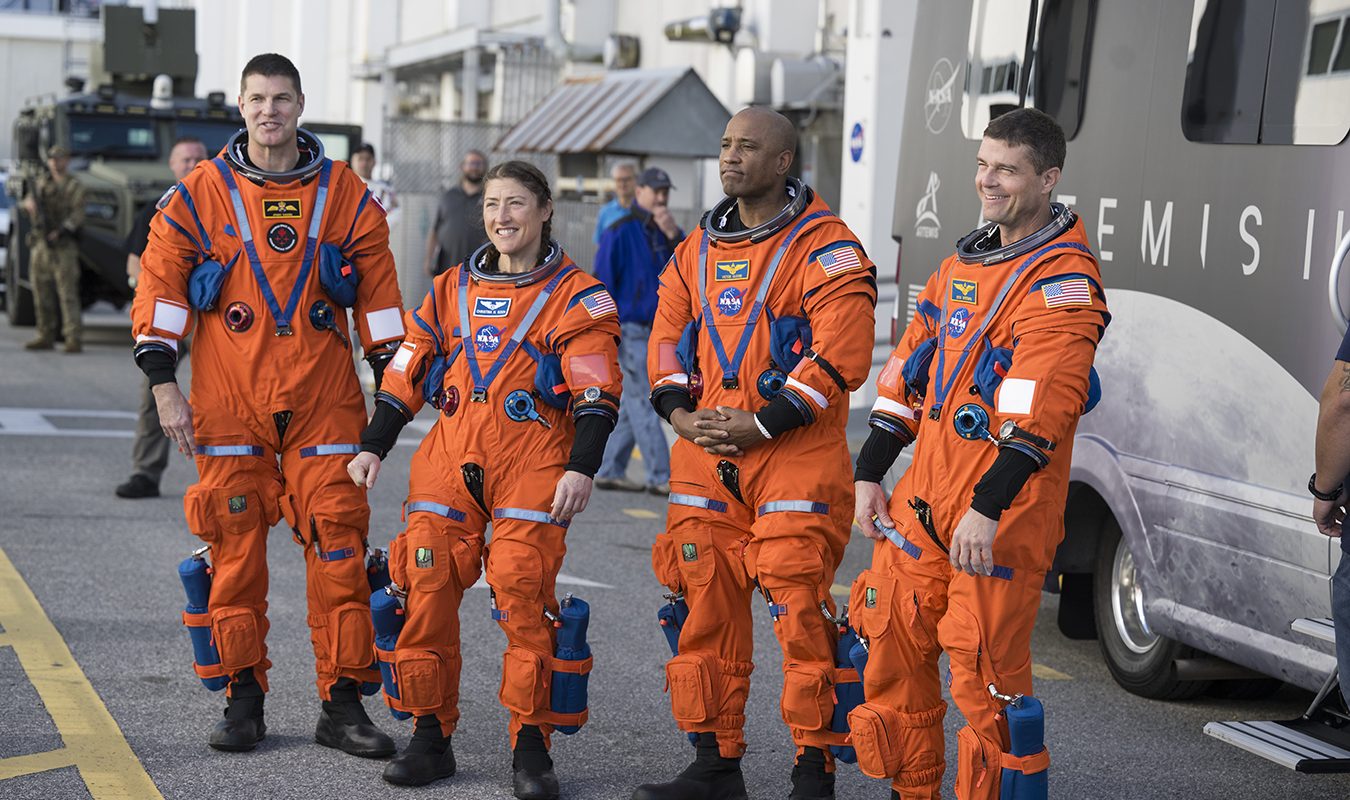 Artemis II: Misiunea care pregătește drumul spre Lună și mai departe NASA se pregătește să trimită patru astronauți în jurul Lunii, în cadrul misiunii Artemis II, programată pentru aprilie 2026