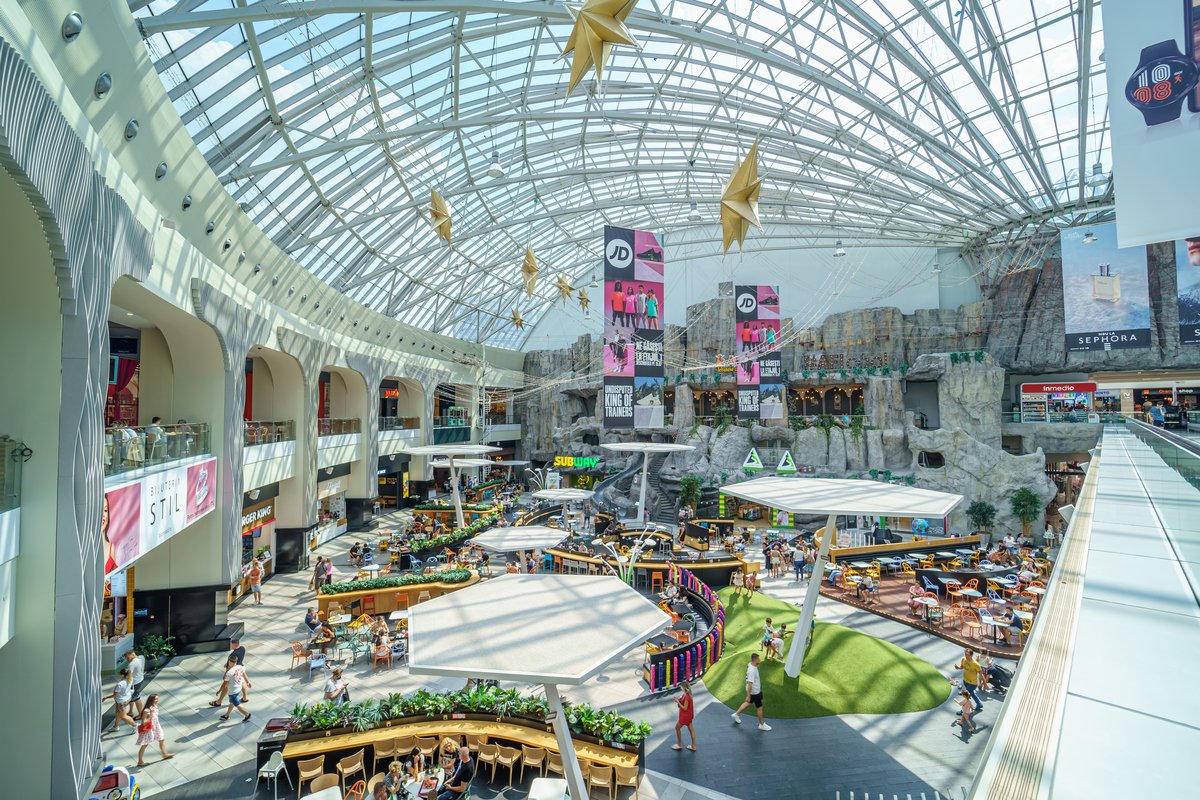 Afacerile în mall-uri se clatină: Vânzările scad drastic, comercianții se plâng Bucureștiul se confruntă cu o scădere semnificativă a vânzărilor în centrele comerciale, comercianții raportând o perioadă dificilă