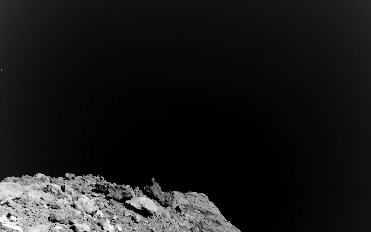 Ingredientele vieții, descoperite pe un asteroid: O nouă perspectivă asupra originii vieții O echipă de cercetători a făcut o descoperire importantă în mostrele aduse de pe asteroidul Ryugu: prezența tuturor celor cinci baze nucleice canonice, componente esențiale ale ADN-ului și ARN-ului