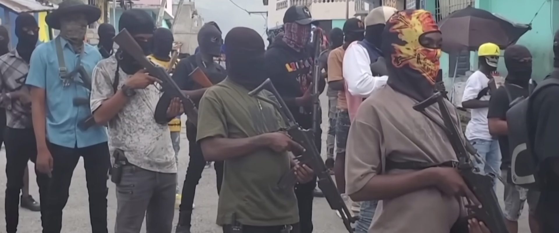 Masacru în Haiti: Cel puțin 16 morți într-un atac al bandelor criminale Un atac sângeros în Haiti, comis de o bandă criminală în noaptea de sâmbătă spre duminică, a lăsat în urmă cel puțin 16 morți în localitatea Petite-Rivičre-de-l’Artibonite, conform ultimelor informații furnizate luni de poliția locală