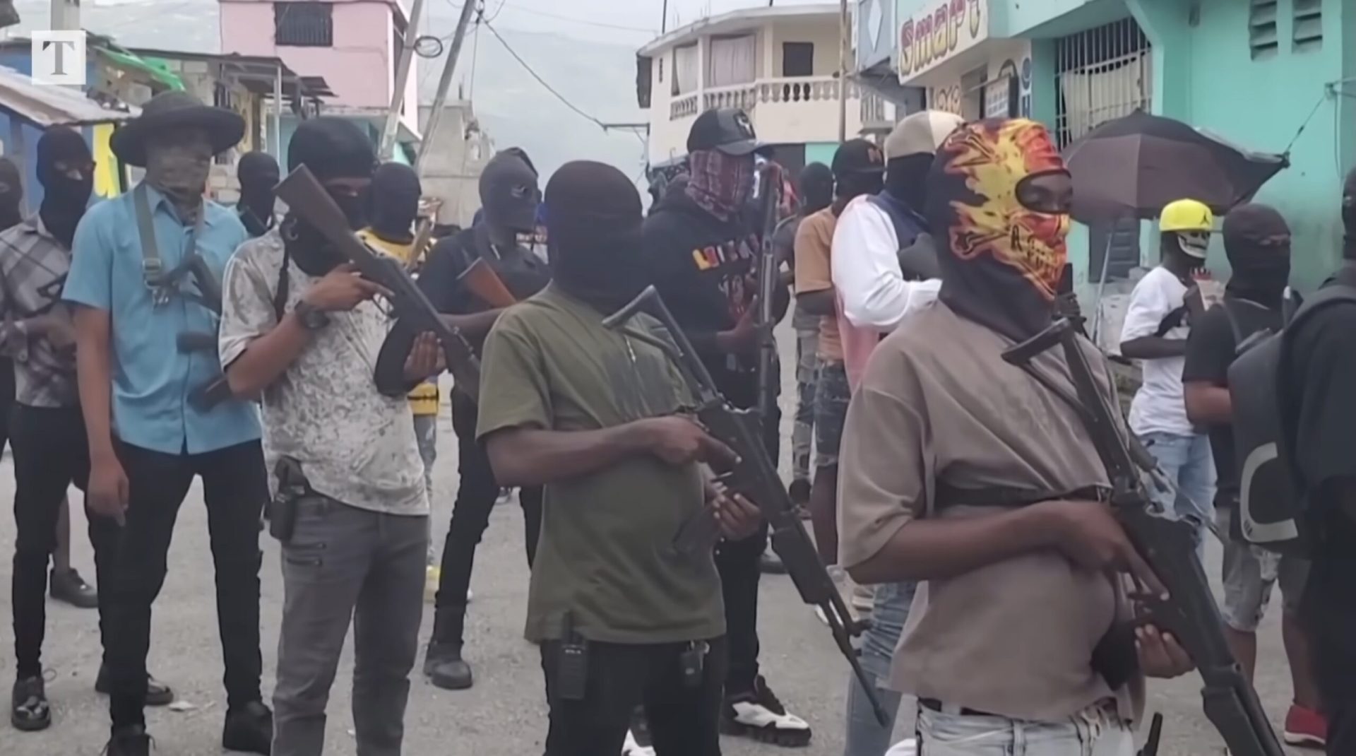 Masacru în Haiti: Cel puțin 16 morți într-un atac al bandelor criminale Un atac sângeros în Haiti, comis de o bandă criminală în noaptea de sâmbătă spre duminică, a lăsat în urmă cel puțin 16 morți în localitatea Petite-Rivičre-de-l’Artibonite, conform ultimelor informații furnizate luni de poliția locală