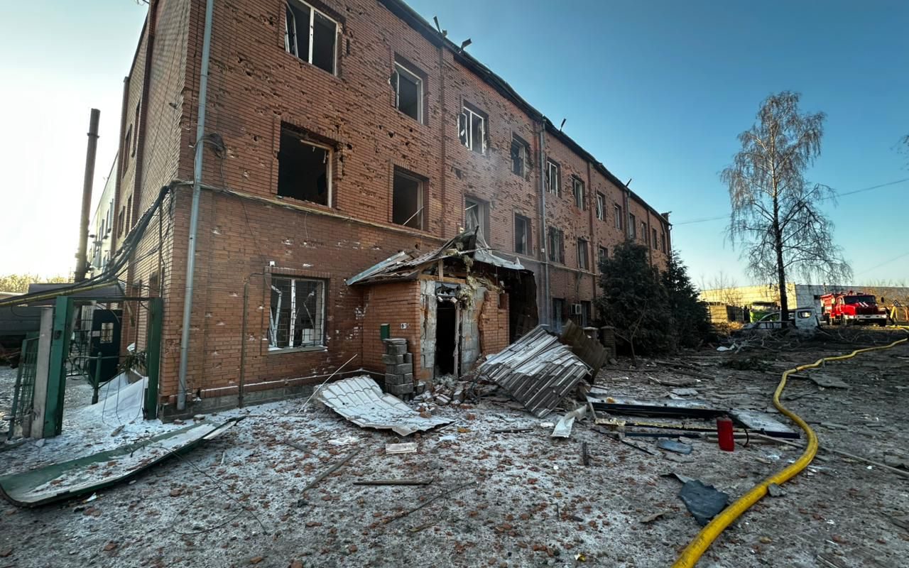 Atacuri rusești devastatoare asupra Kievului: Cel puțin patru morți și distrugeri masive Noaptea trecută, forțele ruse au lansat un atac aerian masiv asupra Kievului, soldat cu cel puțin patru morți și numeroși răniți