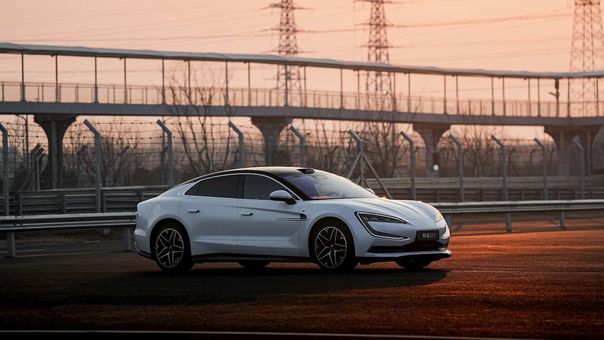 BYD sfidează Tesla cu o nouă tehnologie de încărcare rapidă pentru mașinile electrice Producătorul chinez BYD promite o nouă baterie pentru mașinile electrice, capabilă de o autonomie de peste 1.000 de kilometri și încărcare extrem de rapidă