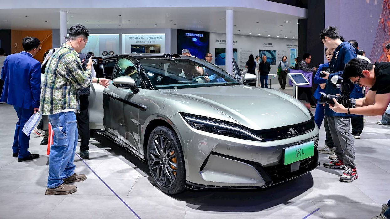 Încărcarea electrică, un nou front de luptă: China pune presiune pe Tesla Producătorii chinezi de automobile electrice, conduși de BYD și Geely, accelerează masiv tehnologia de încărcare a vehiculelor, punând presiune directă pe Tesla