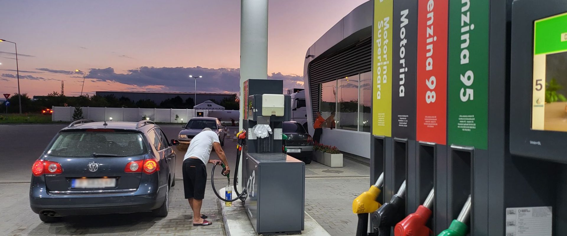 Aditivii de combustibil: soluții sau măști pentru problemele motorului? Utilizarea aditivilor pentru combustibil este un subiect dezbătut în rândul șoferilor