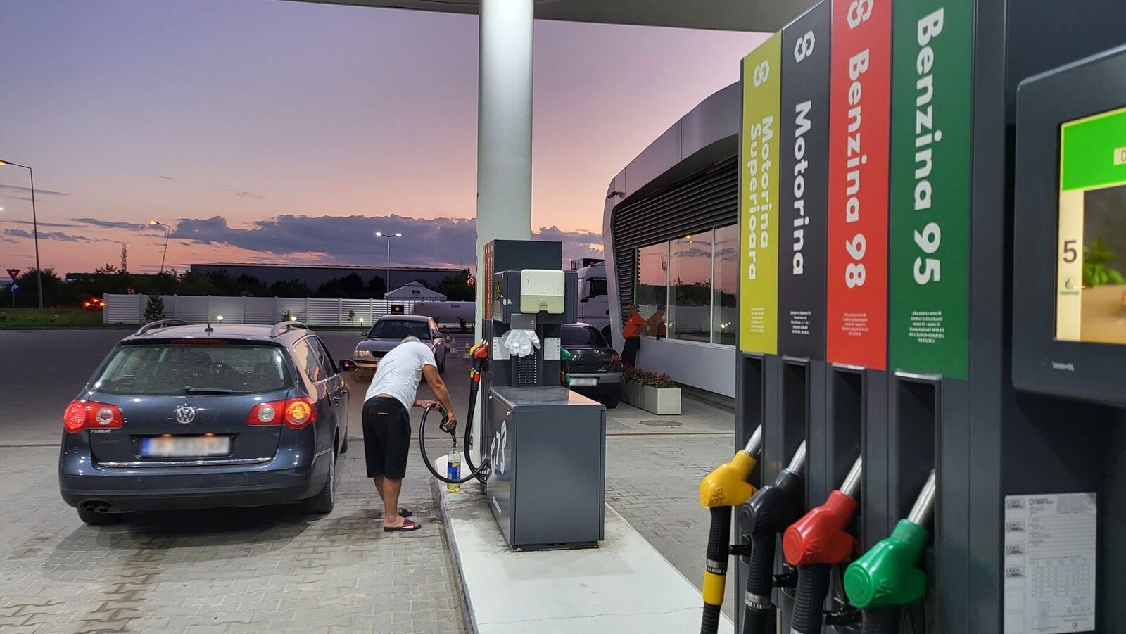 Aditivii de combustibil: soluții sau măști pentru problemele motorului? Utilizarea aditivilor pentru combustibil este un subiect dezbătut în rândul șoferilor