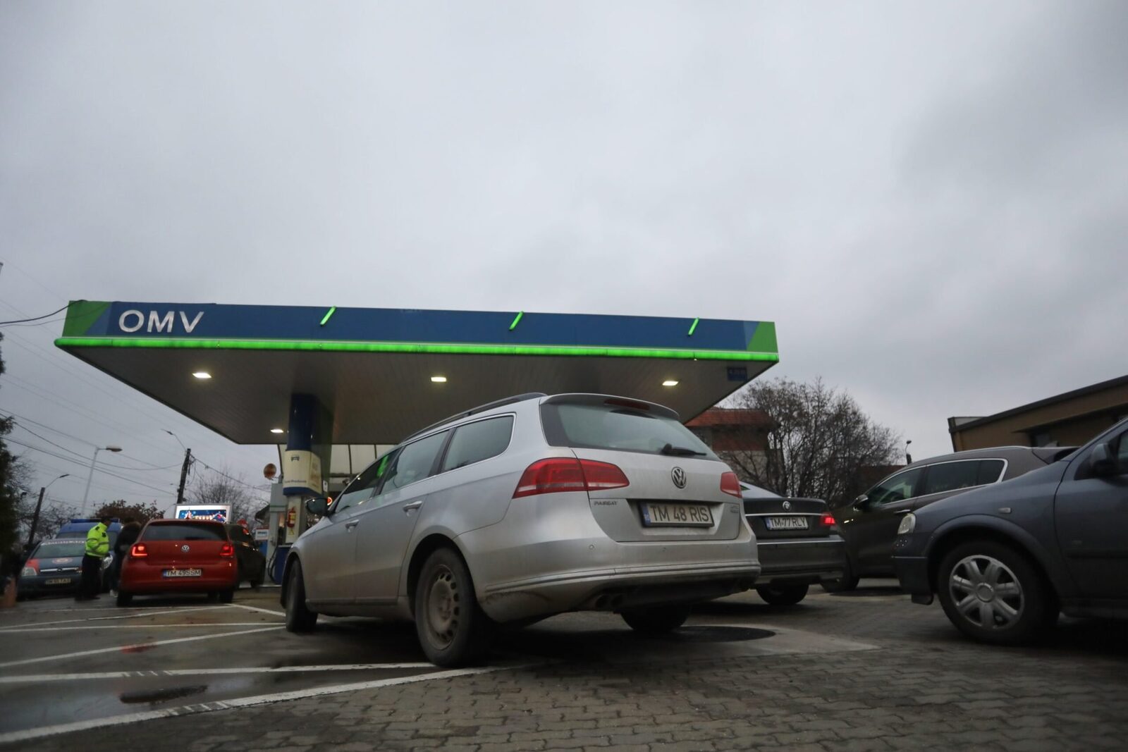 Bogdan Ivan: Măsurile de protecție pentru transportatori și agricultori costă 1,2 miliarde de lei Ministrul Energiei, Bogdan Ivan, a anunțat că măsurile luate pentru protecția transportatorilor și a agricultorilor, în contextul prețurilor ridicate la carburanți, vor genera un impact bugetar de aproximativ 1,2 miliarde de lei