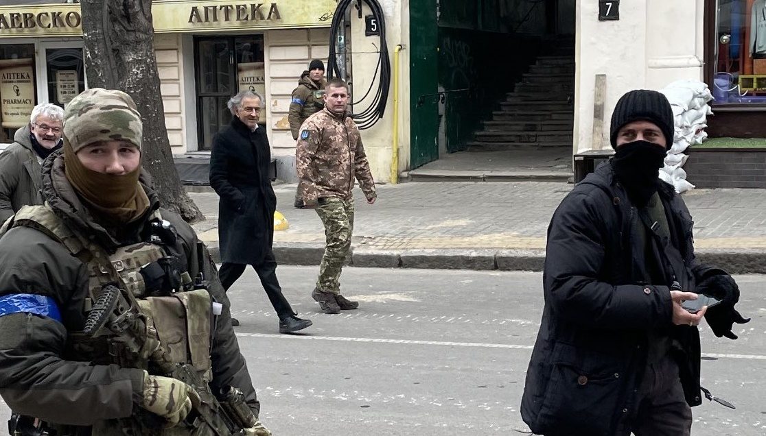 Lévy: Occidentul ar fi putut grăbi victoria Ucrainei dacă ar fi acționat mai hotărât Filosoful francez Bernard-Henri Lévy a declarat că sprijinul insuficient și acțiunile ezitante ale țărilor occidentale au întârziat, probabil, victoria Ucrainei în războiul declanșat de Rusia
