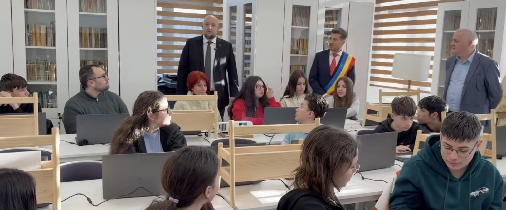 Guşoeni, Vâlcea, intră în era digitală: Noua bibliotecă, un model de modernizare Comuna Guşoeni din județul Vâlcea a inaugurat recent noul sediu al bibliotecii, transformat într-un hub digital modern printr-o investiție de aproape 280.000 de euro