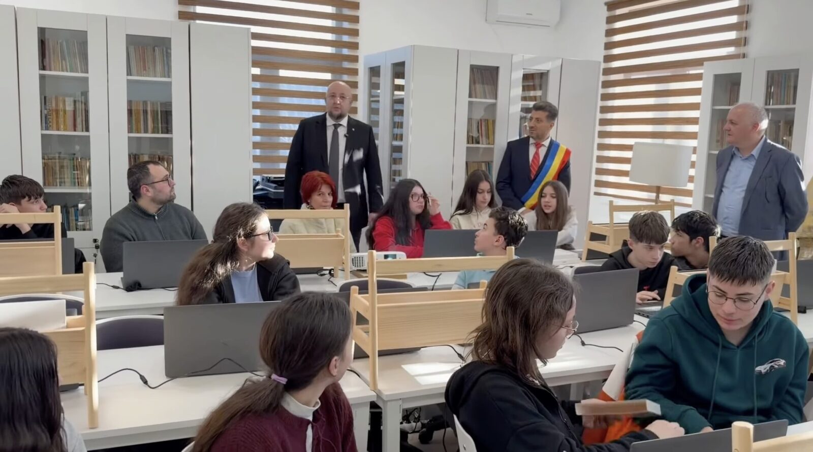 Guşoeni, Vâlcea, intră în era digitală: Noua bibliotecă, un model de modernizare Comuna Guşoeni din județul Vâlcea a inaugurat recent noul sediu al bibliotecii, transformat într-un hub digital modern printr-o investiție de aproape 280.000 de euro