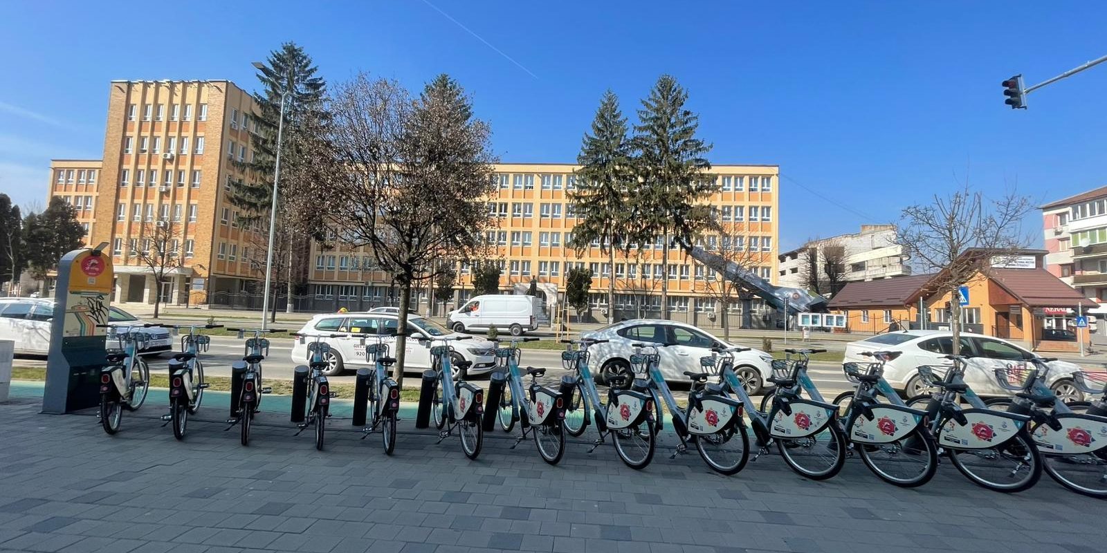 Alba Iulia va lansa un sistem de bike-sharing cu 300 de biciclete inteligente, începând cu 15 martie Un sistem de bike-sharing, finanțat din fonduri europene, va fi disponibil pentru locuitorii din Alba Iulia începând cu 15 martie