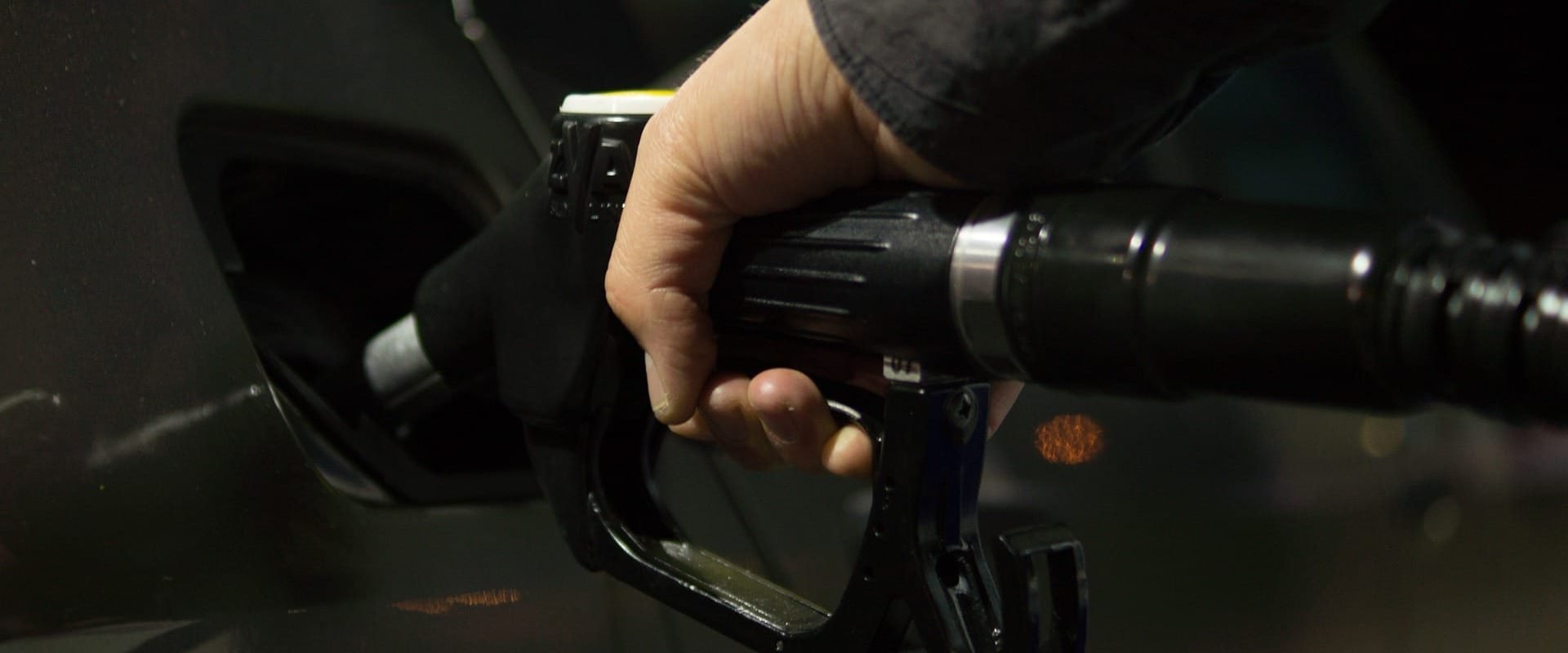 Guvernul analizează măsuri pentru limitarea prețurilor la carburanți Premierul Ilie Bolojan a anunțat că guvernul va analiza posibile măsuri pentru a limita creșterea prețurilor la carburanți, în contextul evoluțiilor din Orientul Mijlociu
