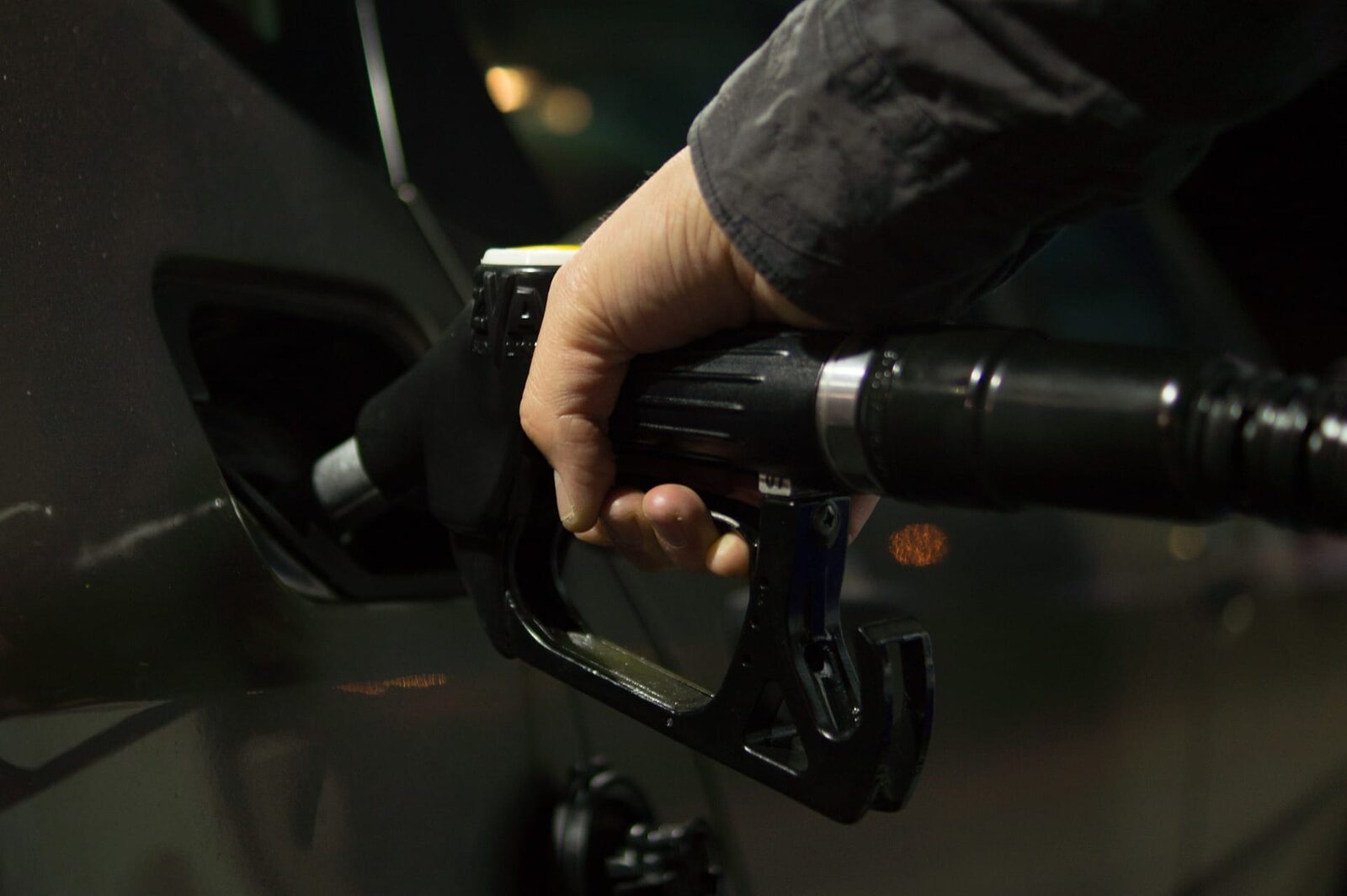 Guvernul analizează măsuri pentru limitarea prețurilor la carburanți Premierul Ilie Bolojan a anunțat că guvernul va analiza posibile măsuri pentru a limita creșterea prețurilor la carburanți, în contextul evoluțiilor din Orientul Mijlociu
