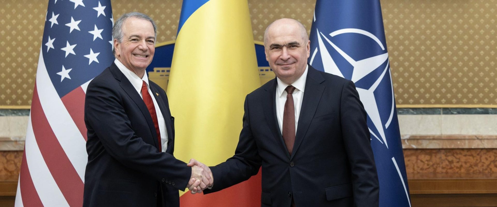 Bolojan l-a primit pe noul ambasador american; parteneriatul strategic, prioritatea discuțiilor Premierul Ilie Bolojan s-a întâlnit joi, la Palatul Victoria, cu Darryl Nirenberg, noul ambasador al Statelor Unite ale Americii în România