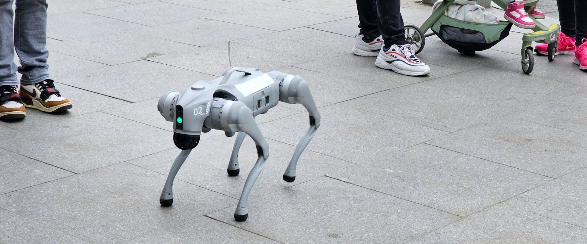 Un câine robot, noua față a salubrizării în Târgu Mureș: Patrulele AI și provocările tehnologiei în spațiul public Un câine robot, echipat cu inteligență artificială, a început să patruleze pe străzile din Târgu Mureș, devenind rapid un punct de atracție pentru locuitori