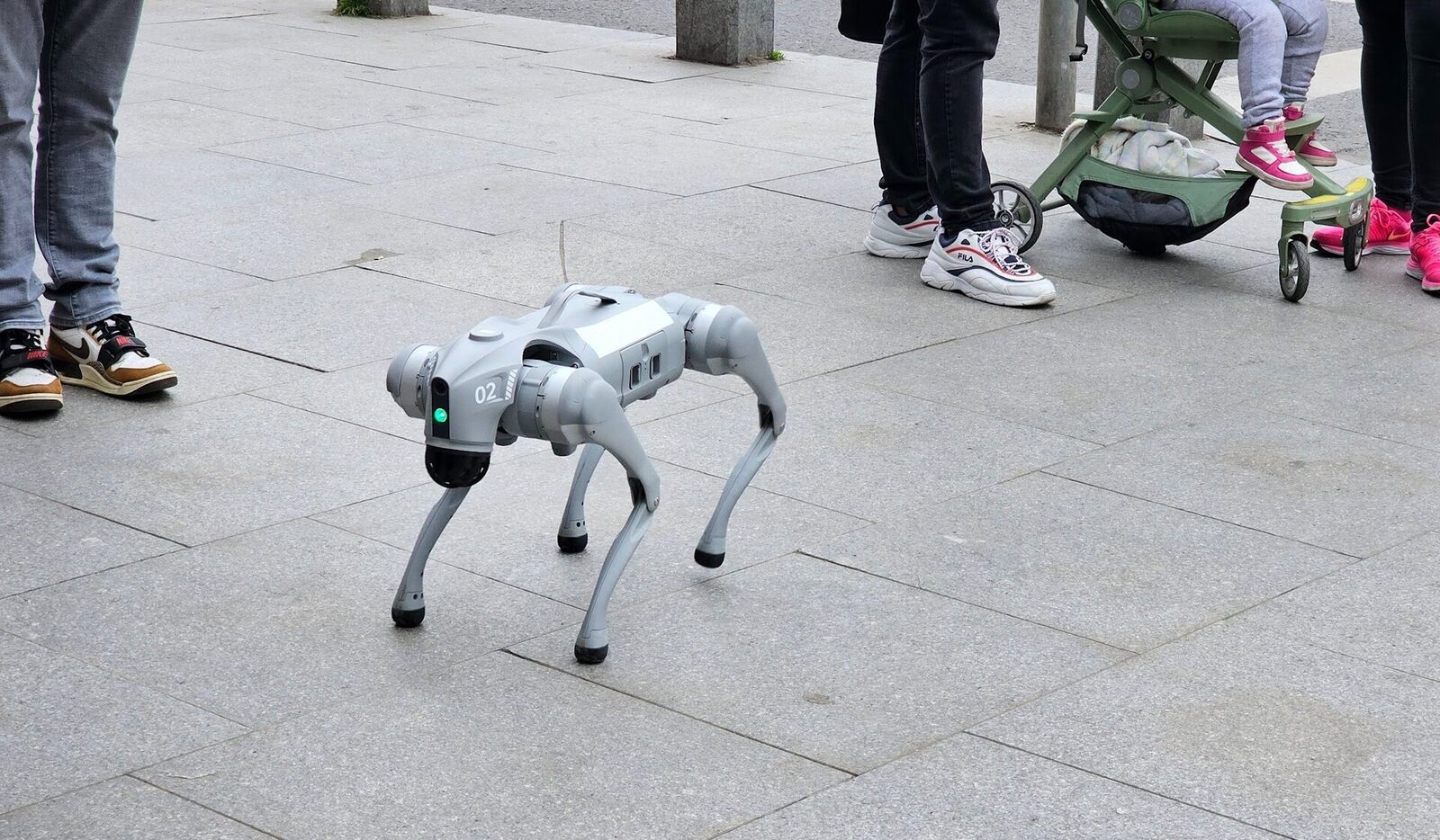 Un câine robot, noua față a salubrizării în Târgu Mureș: Patrulele AI și provocările tehnologiei în spațiul public Un câine robot, echipat cu inteligență artificială, a început să patruleze pe străzile din Târgu Mureș, devenind rapid un punct de atracție pentru locuitori