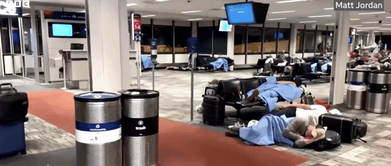 Agenți ICE, trimiși pe aeroporturi din SUA din cauza blocajului bugetar Un număr de 14 aeroporturi din Statele Unite ale Americii au primit luni întăriri din partea agenților Serviciului de Imigrare și Control Vamal (ICE)