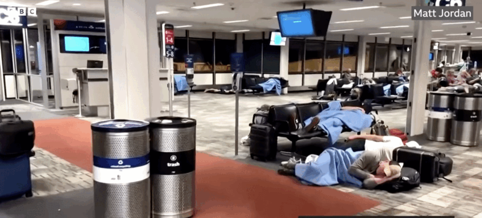 Agenți ICE, trimiși pe aeroporturi din SUA din cauza blocajului bugetar Un număr de 14 aeroporturi din Statele Unite ale Americii au primit luni întăriri din partea agenților Serviciului de Imigrare și Control Vamal (ICE)
