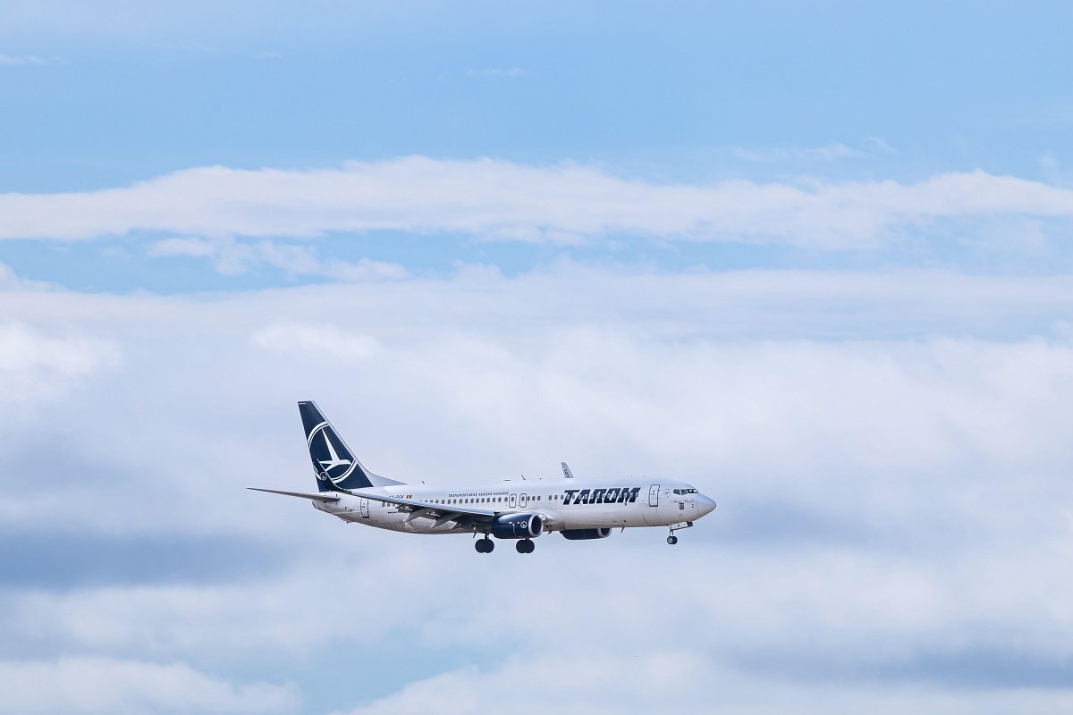 Românii repatriați din Egipt acuză costurile ridicate ale zborurilor și viața de coșmar din zona de conflict Biletele de avion pentru repatrierarea din Egipt au costat 450 de euro, o sumă care a stârnit nemulțumiri în rândul românilor afectați de conflictul din regiune