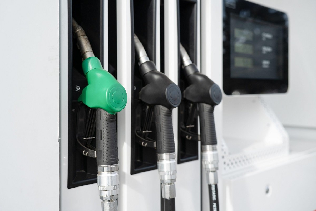 Benzina mai ieftină peste graniță: Cât economisesc șoferii români alimentând în Bulgaria Prețurile carburanților în România continuă să crească, ceea ce îi determină pe mulți șoferi să caute soluții pentru a reduce costurile