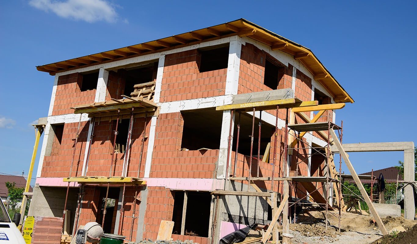 Cât te va costa să-ți construiești o casă în 2026? Estimări și sfaturi pentru un buget realist Planifici să-ți construiești o casă în 2026? Pregătește-te pentru un efort financiar considerabil