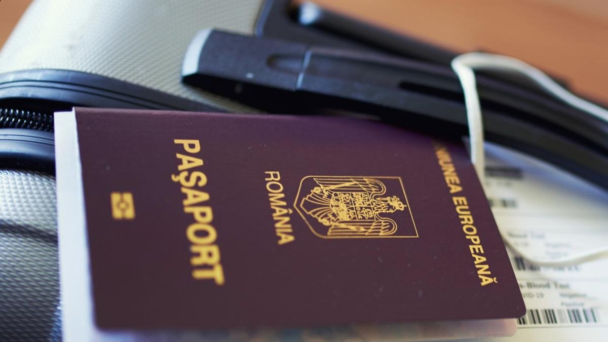 Pașaportul în 2026: Cât costă, cât durează și cum îl primești Românii care doresc să călătorească în afara țării trebuie să aibă un pașaport valabil