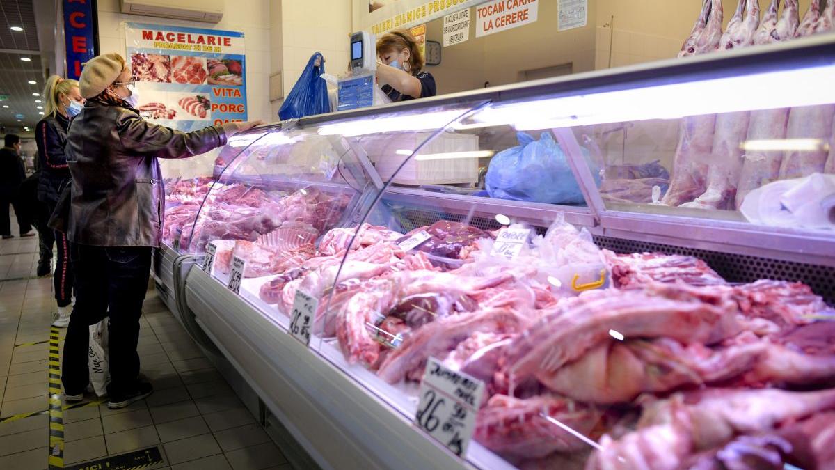 Mielul de Paște: prețuri în creștere în supermarketuri, diferențe mari față de piețe Apropierea sărbătorilor pascale aduce aglomerație în magazine și piețe, românii fiind dornici să pregătească mesele tradiționale