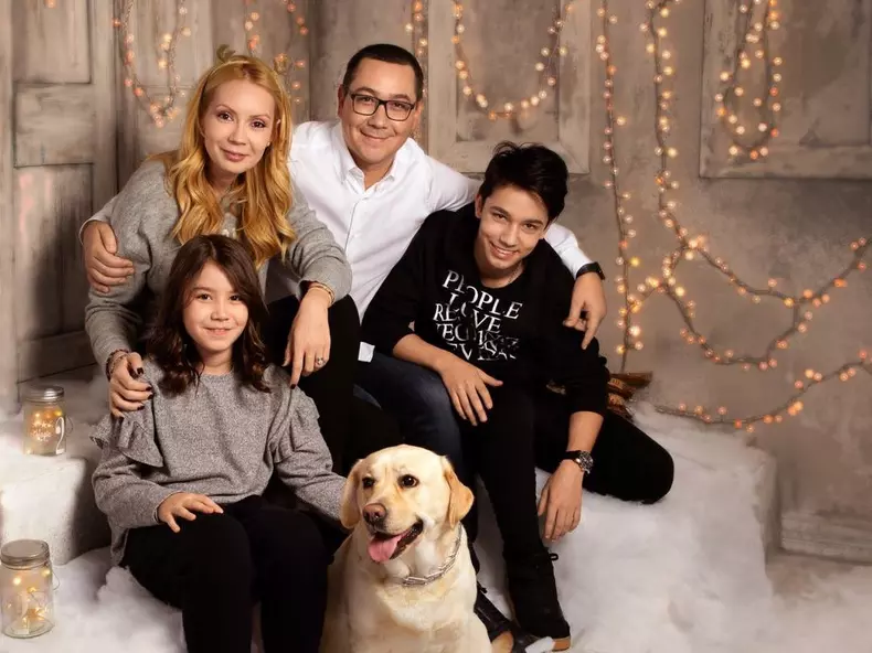 Fiica lui Victor Ponta, adusă acasă după o dispută cu Ministerul de Externe Fiica fostului premier Victor Ponta a revenit în România, după o serie de controverse legate de repatrierea sa din Oman