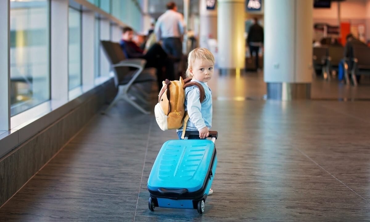 Verifică actele copilului înainte de plecarea în vacanță: Pașaportul este obligatoriu Pregătirea unei călătorii cu minorii necesită o atenție sporită asupra documentelor