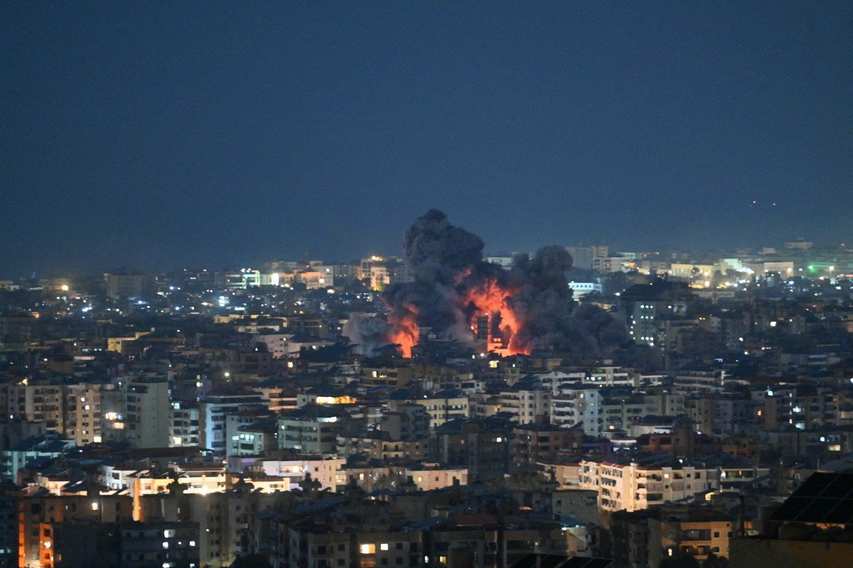 România activează mecanismul european de protecție civilă pentru a repatria cetățeni din Orientul Mijlociu România a activat mecanismul european de protecție civilă pentru a facilita repatrierea cetățenilor români din Orientul Mijlociu, o decizie care permite Uniunii Europene să contribuie financiar la costurile operațiunilor