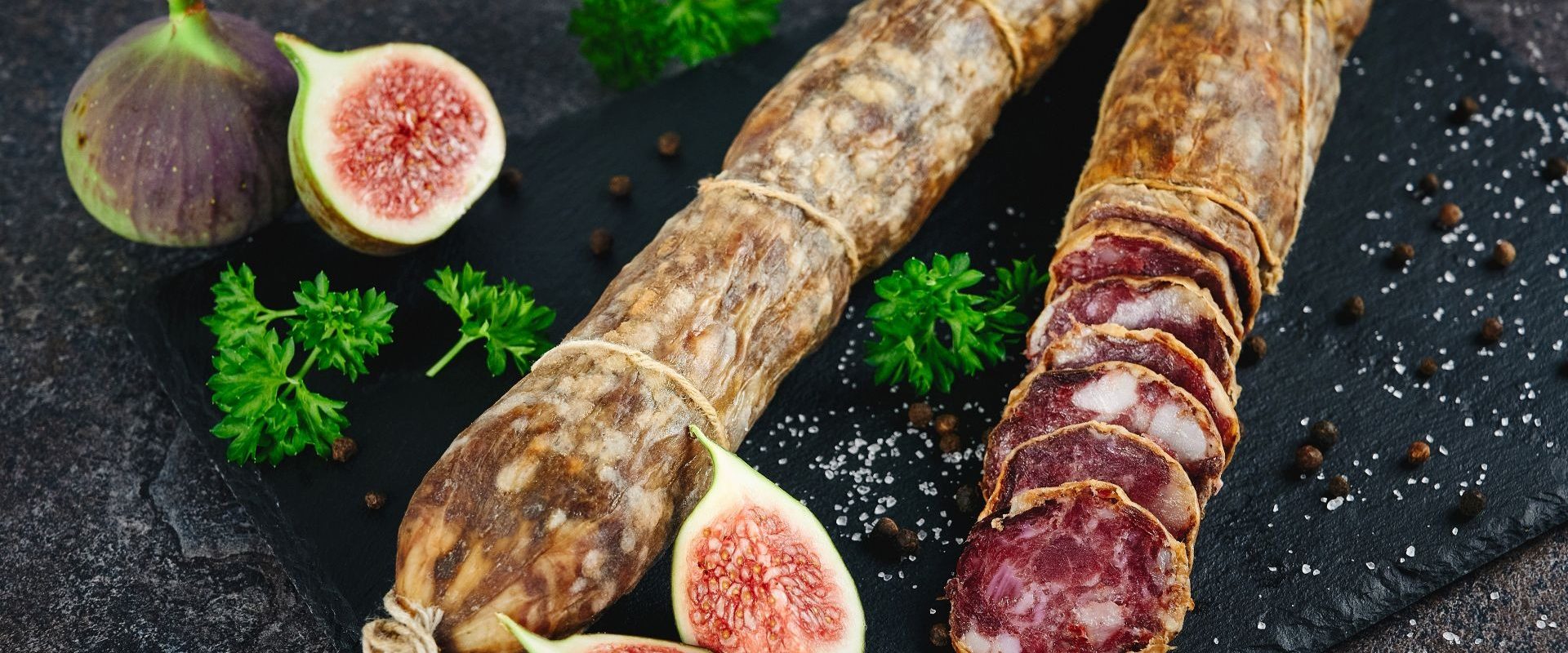 Stratul alb de pe salam: ce este și de ce nu trebuie să te temi Un strat albicios acoperă adesea salamul și alte mezeluri maturate, stârnind uneori îngrijorare în rândul consumatorilor