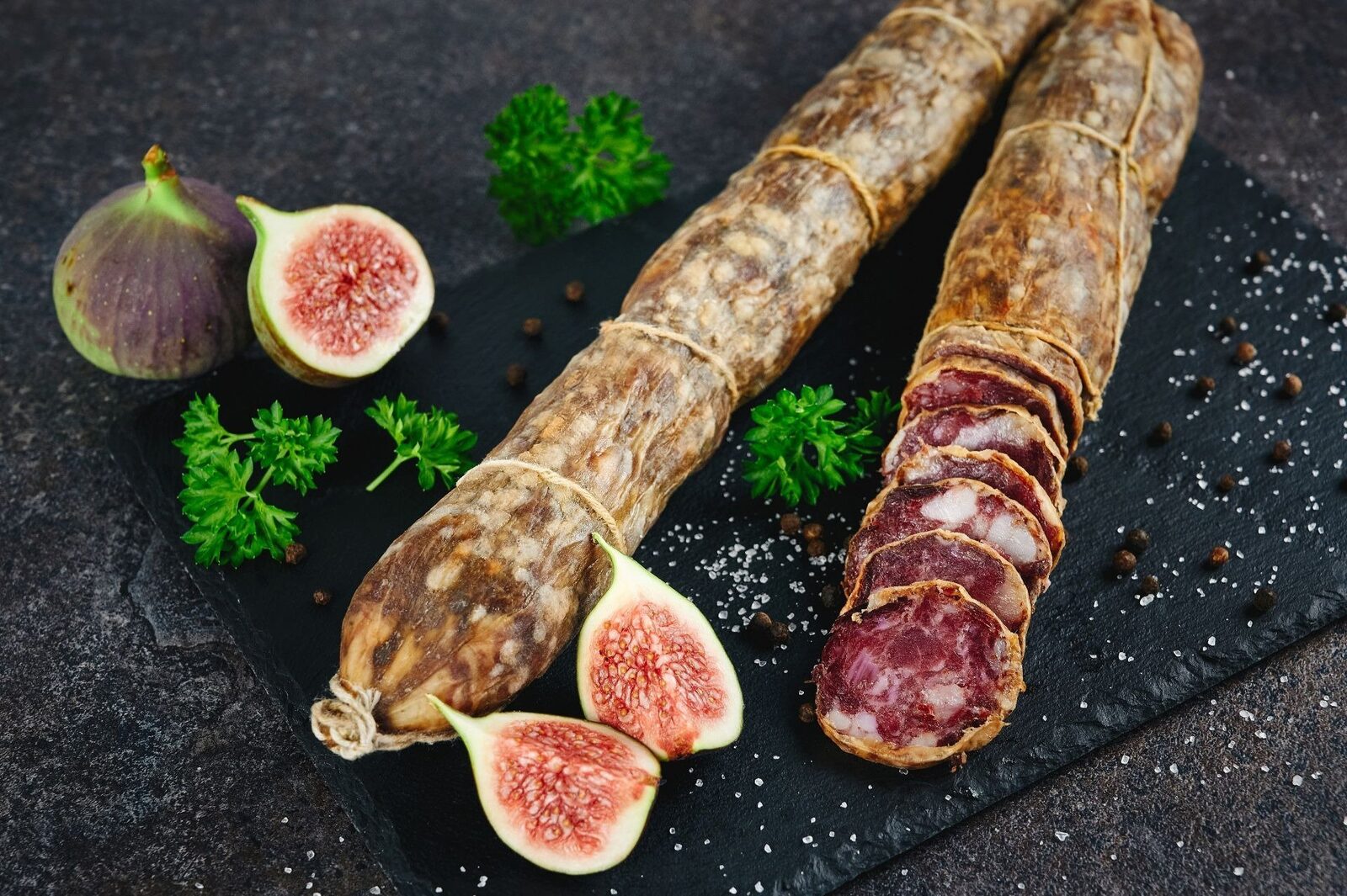 Stratul alb de pe salam: ce este și de ce nu trebuie să te temi Un strat albicios acoperă adesea salamul și alte mezeluri maturate, stârnind uneori îngrijorare în rândul consumatorilor