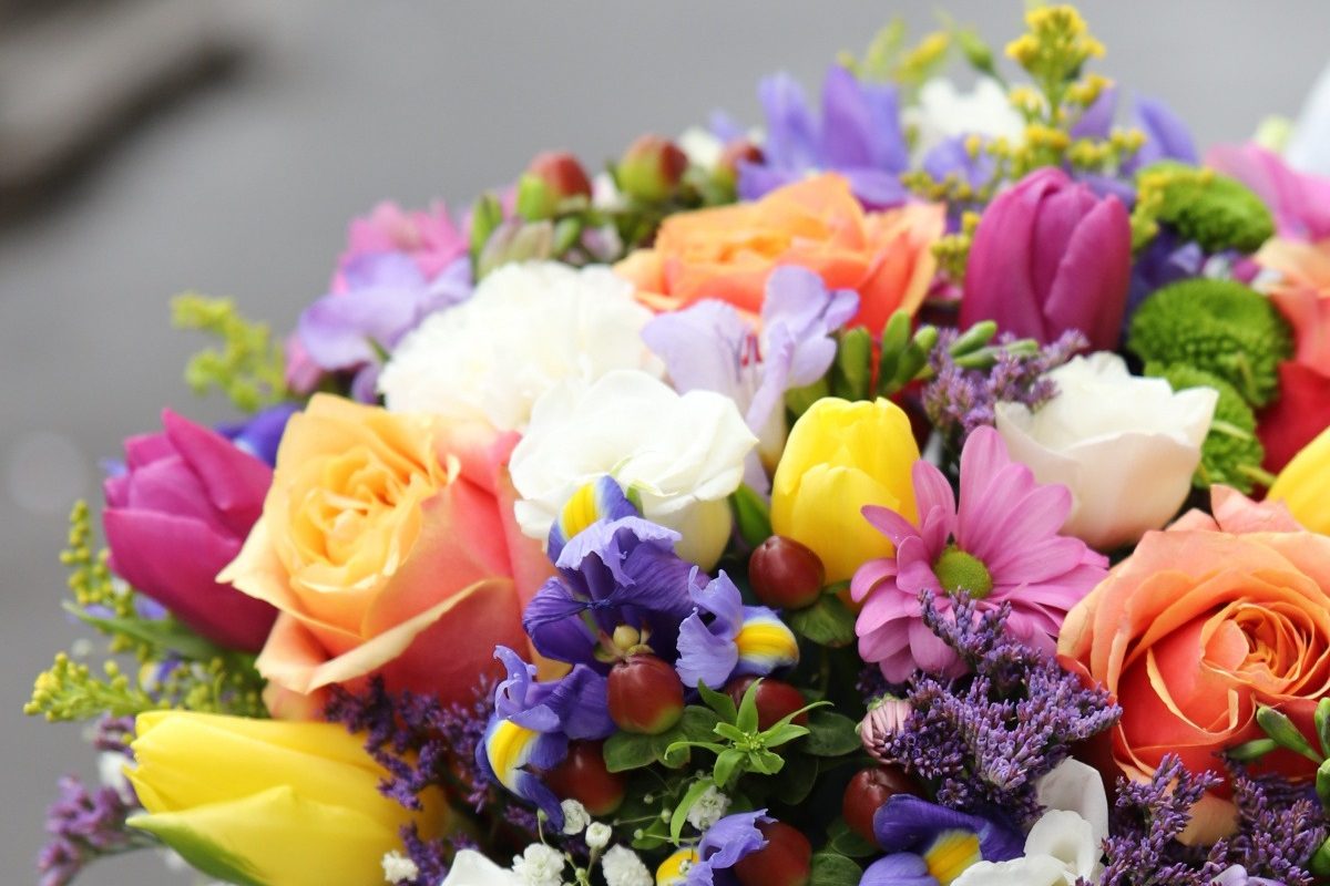 Florile de 8 Martie: Ce spun buchetele despre sentimentele bărbaților Ziua de 8 Martie, sărbătoare dedicată femeilor, este marcată de un gest tradițional: oferirea de flori