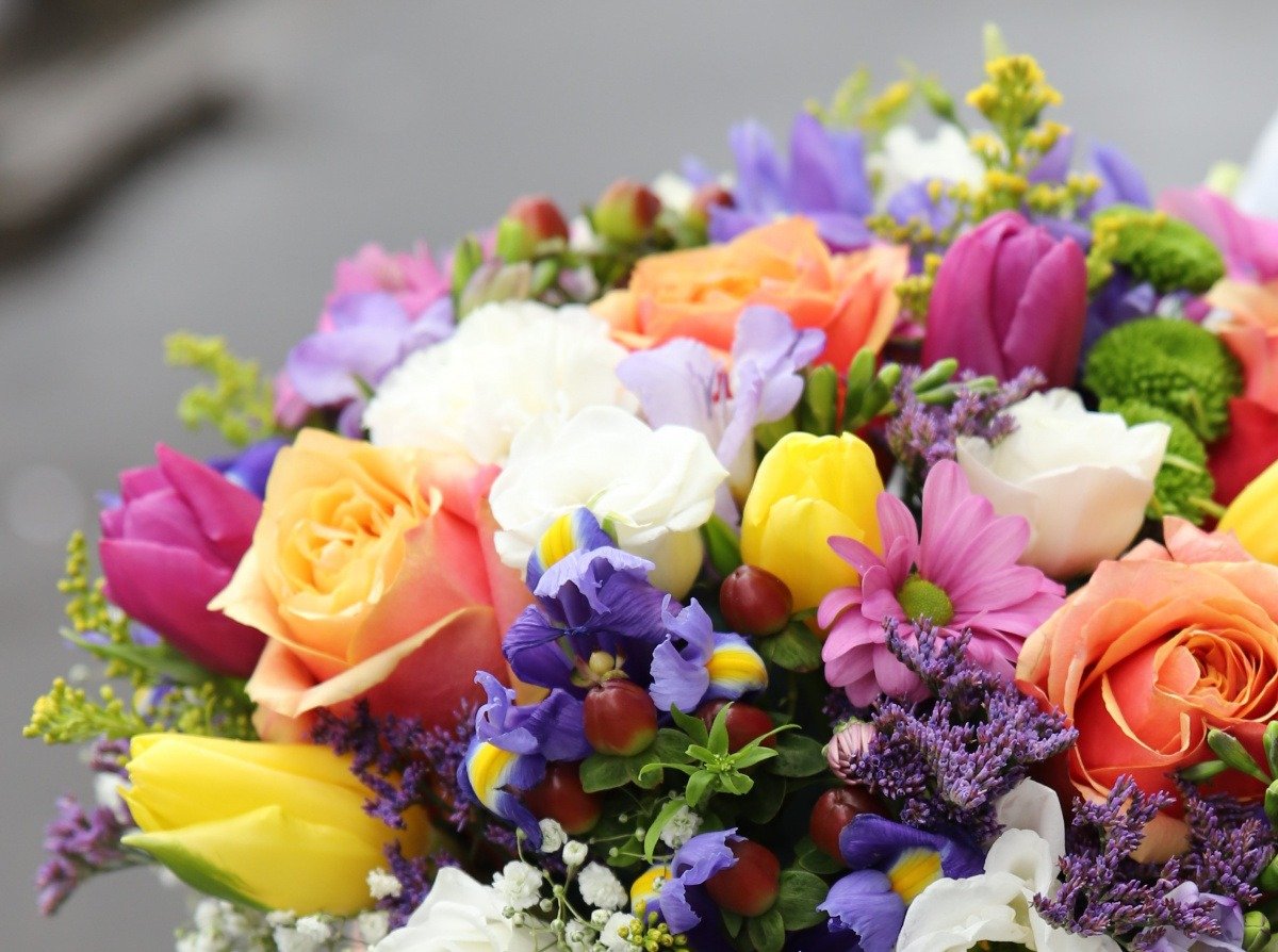 Florile de 8 Martie: Ce spun buchetele despre sentimentele bărbaților Ziua de 8 Martie, sărbătoare dedicată femeilor, este marcată de un gest tradițional: oferirea de flori