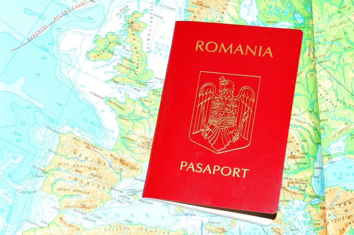 De ce pașaportul românesc este roșu-închis: semnificații și standarde Culoarea pașaportului românesc, un roșu-închis distinctiv, nu este o alegere întâmplătoare